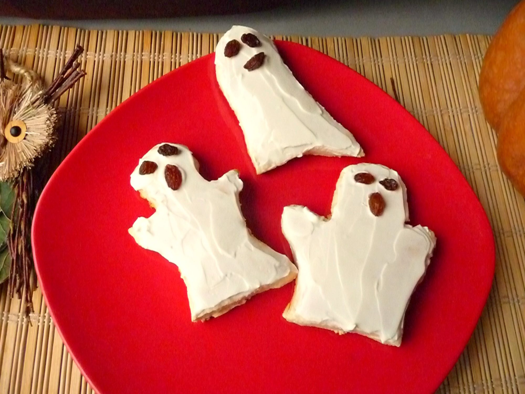 Ghost biscuits with cream cheese 