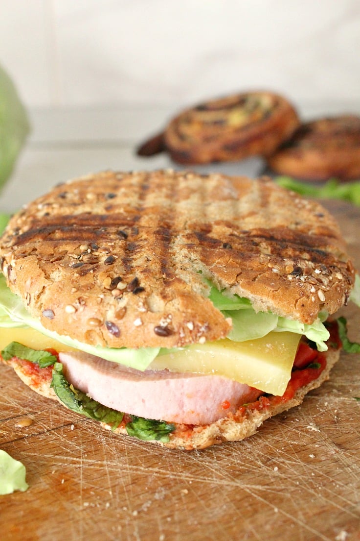 Quick breakfast idea: Spicy sandwich with cheese, ham, cabbage and lovage