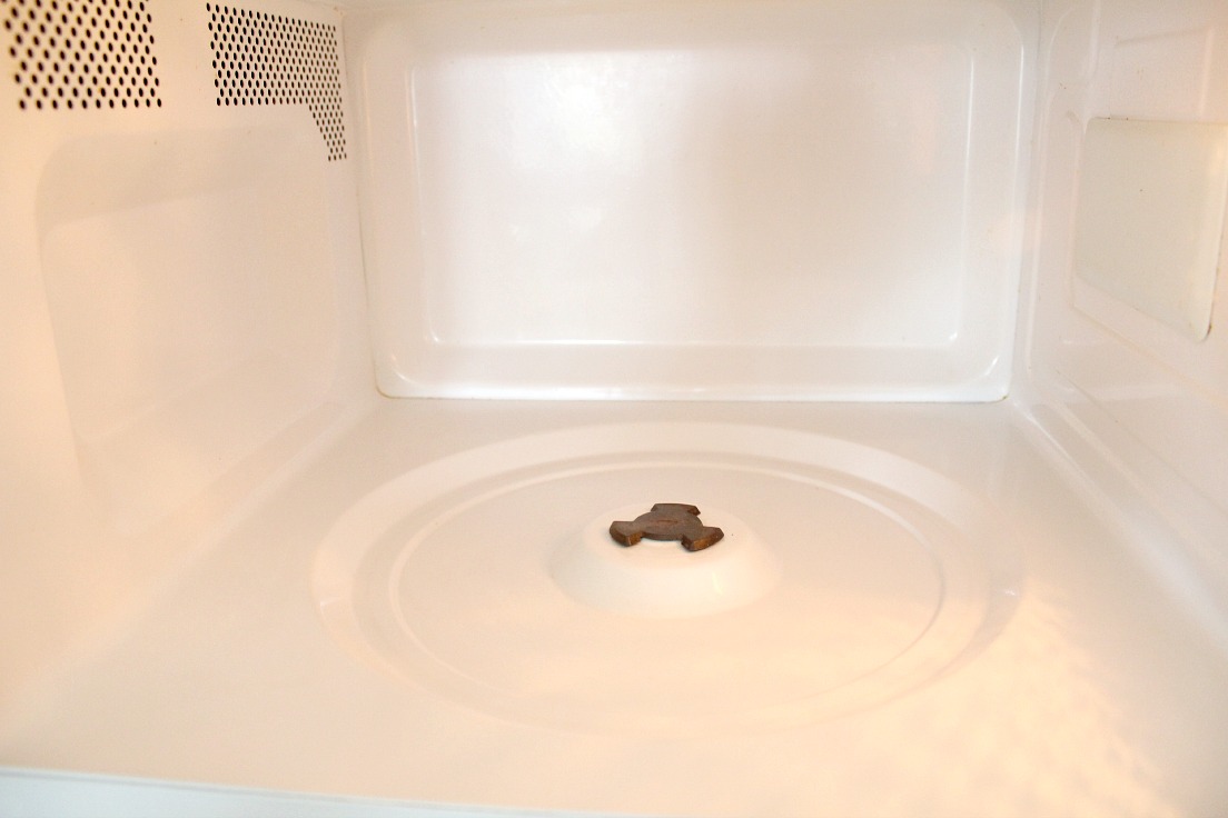 How to clean a dirty microwave