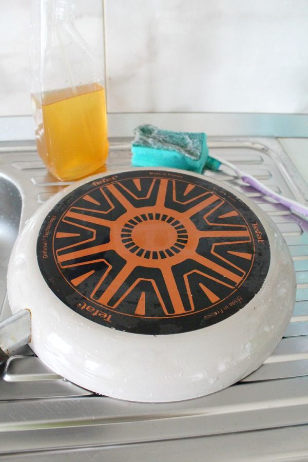 How To Clean Frying Pan The Best Easy Way Easy Peasy Creative Ideas