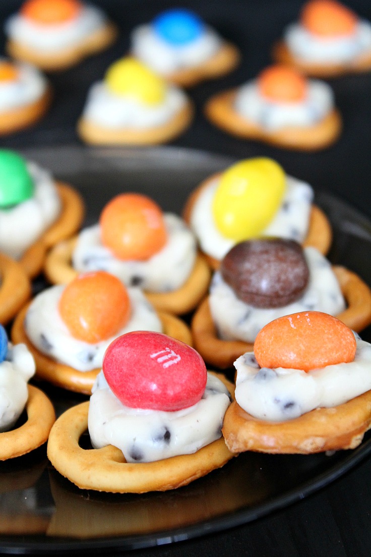 Hershey Kiss Pretzels with M & Ms - Momcrieff