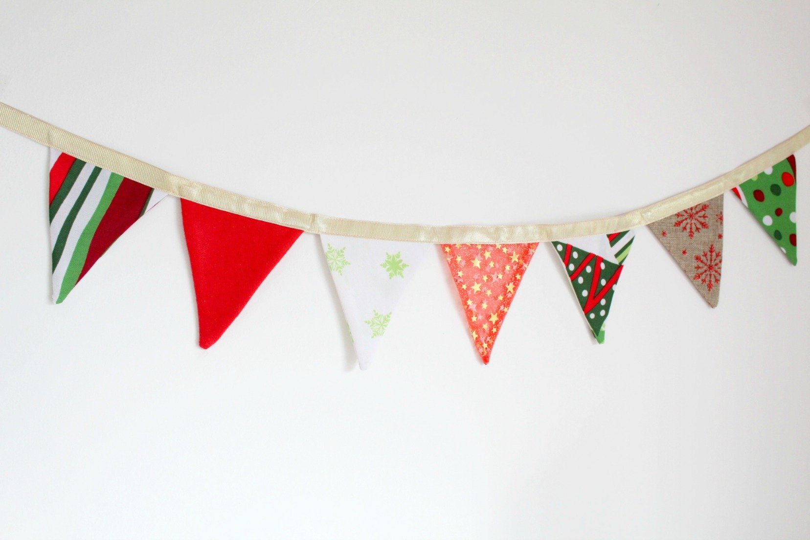 How To Make Christmas FABRIC BUNTING - Easy Peasy Creative Ideas