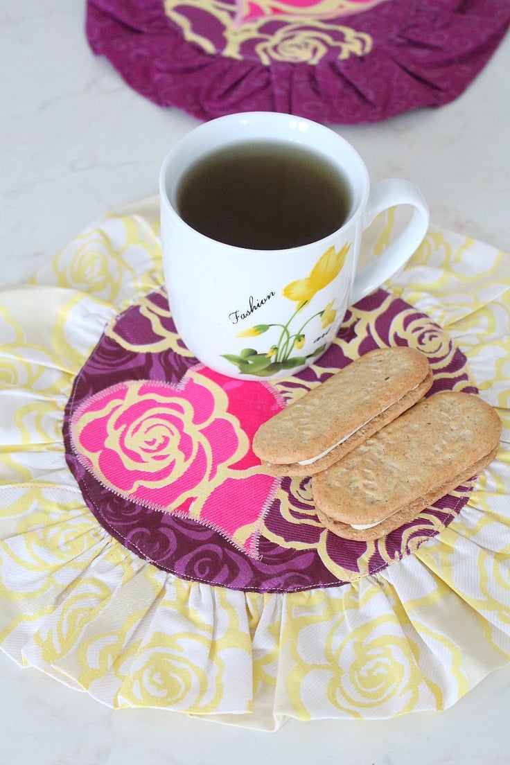 Super cute easy and quick Valentine’s Day mug rug