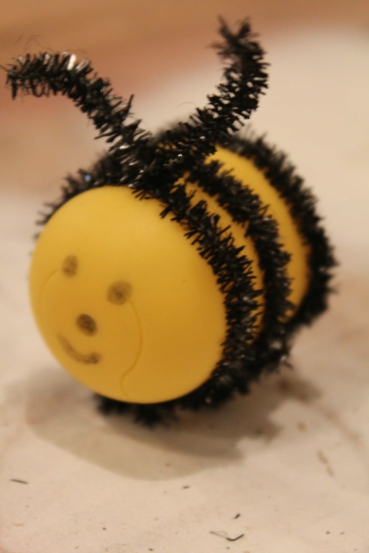 Tutorial on how to make a bee with Kinder eggs and chenille pipes