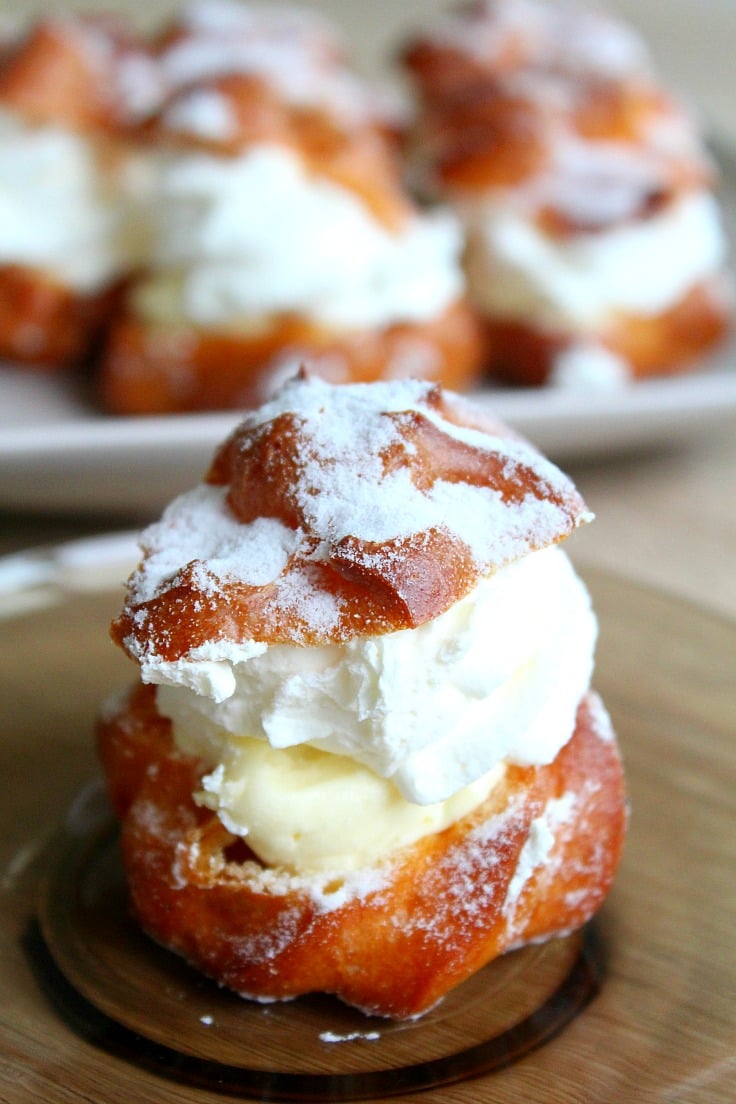 French Cream Puffs With Whipped Cream And Vanilla Filling 7437