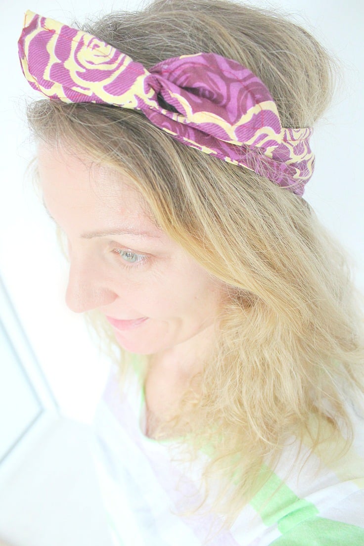 Blonde woman wearing a wire headband in purple and light yellow