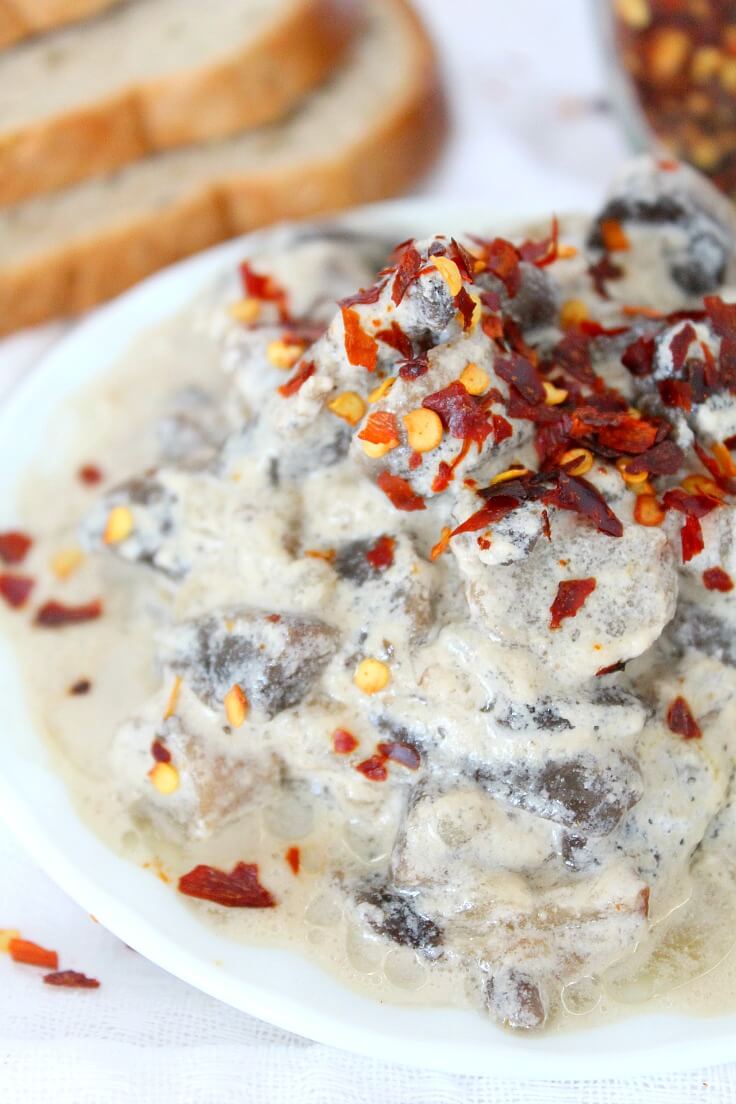 Mushroom sauce with sour cream, perfect to add to a stake, a side dish or make it a light dinner with a salad.