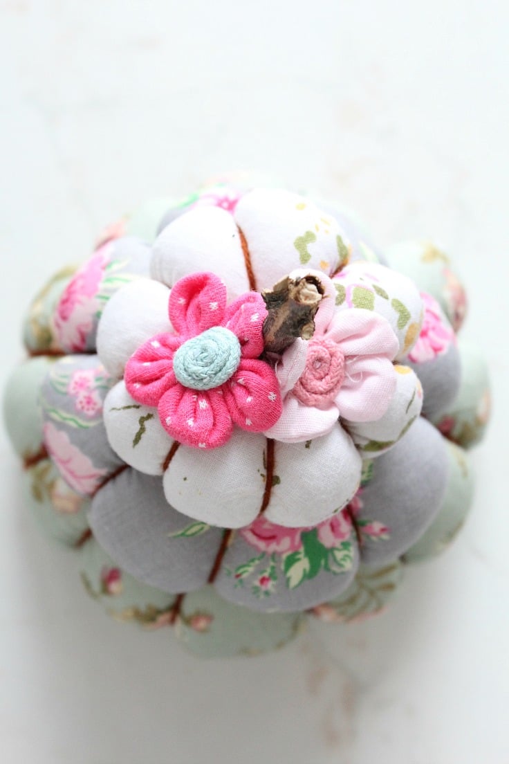 Easnea Lovely Pin Cushion Floral Pumpkin Wrist Pin Cushions with Storage  Case Needle Pincushions for Sewing Quilting Pins Holder (Flowers) - Pink