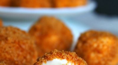 Need a party dessert this season? You don't need to turn on the oven for these delicious, rich and refreshing frozen cheesecake bites rolled in gingerbread crumbs!