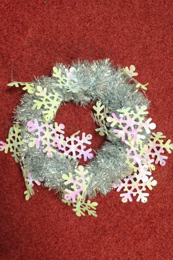 Tinsel Wreath DIY, 5 Minute Christmas Decoration With Tinsel Garland