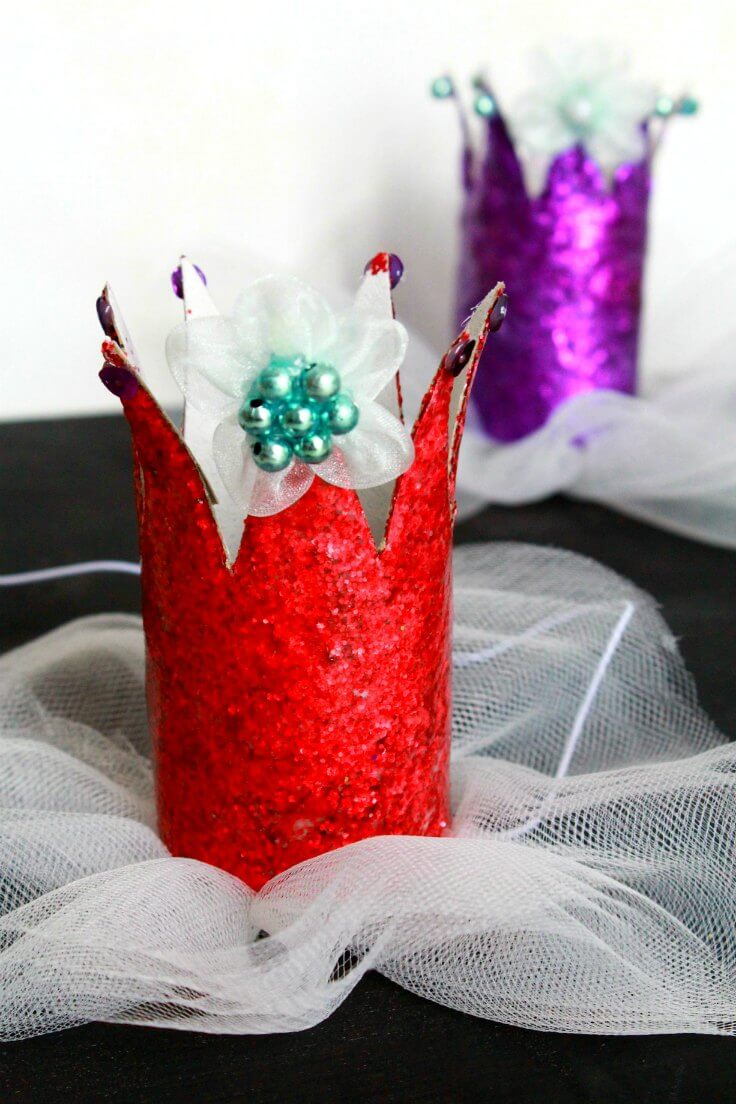 DIY paper Crown in red, made with paper rolls, glitter and tulle
