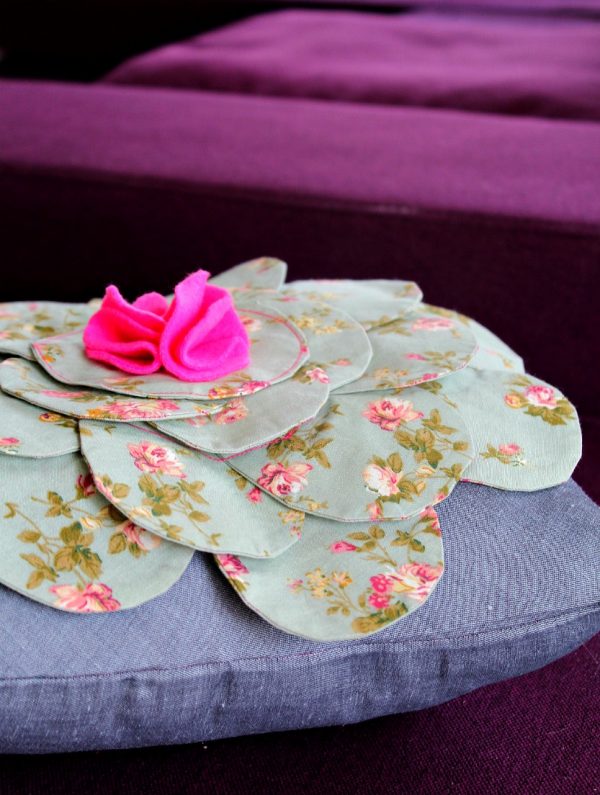 Sew this stunning easy flower pillow pattern Easy Peasy Creative Ideas