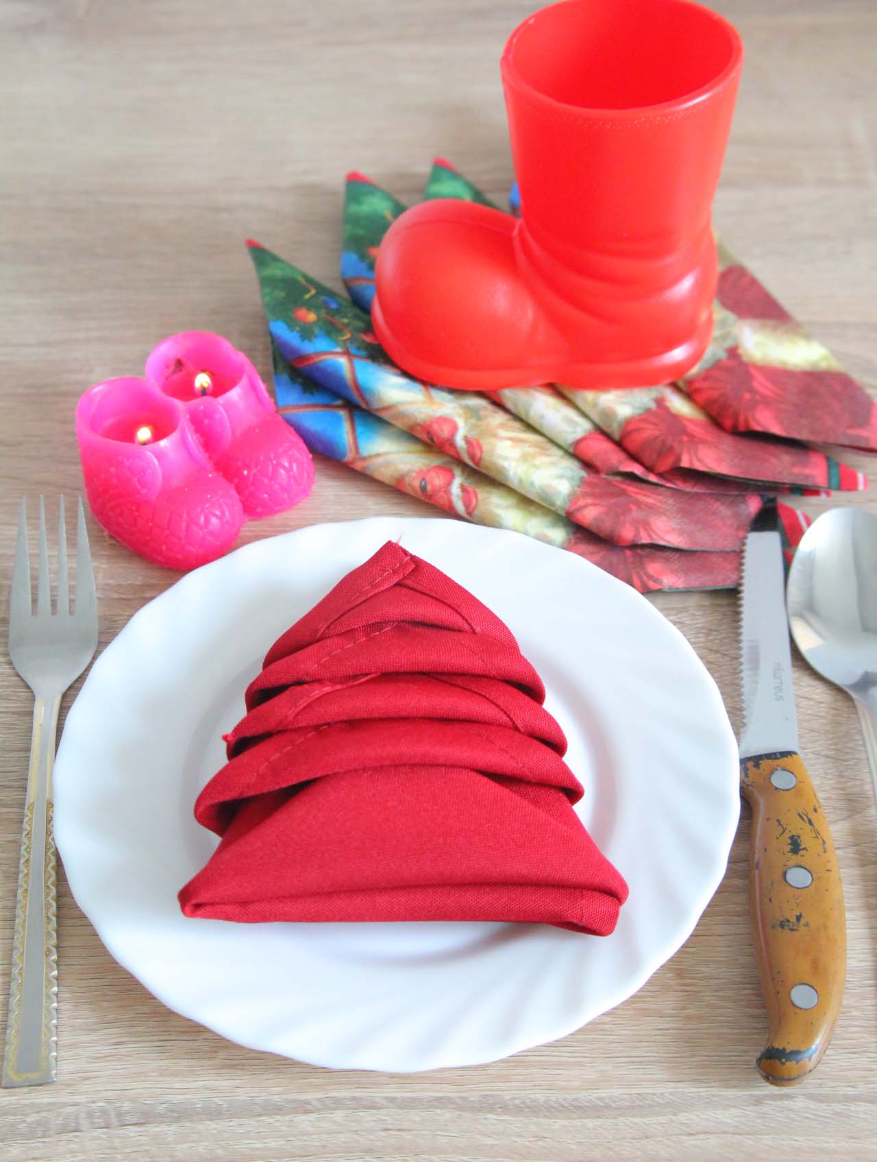 Christmas Napkin Folding 2 Minutes Tutorial - Easy Peasy Creative Ideas