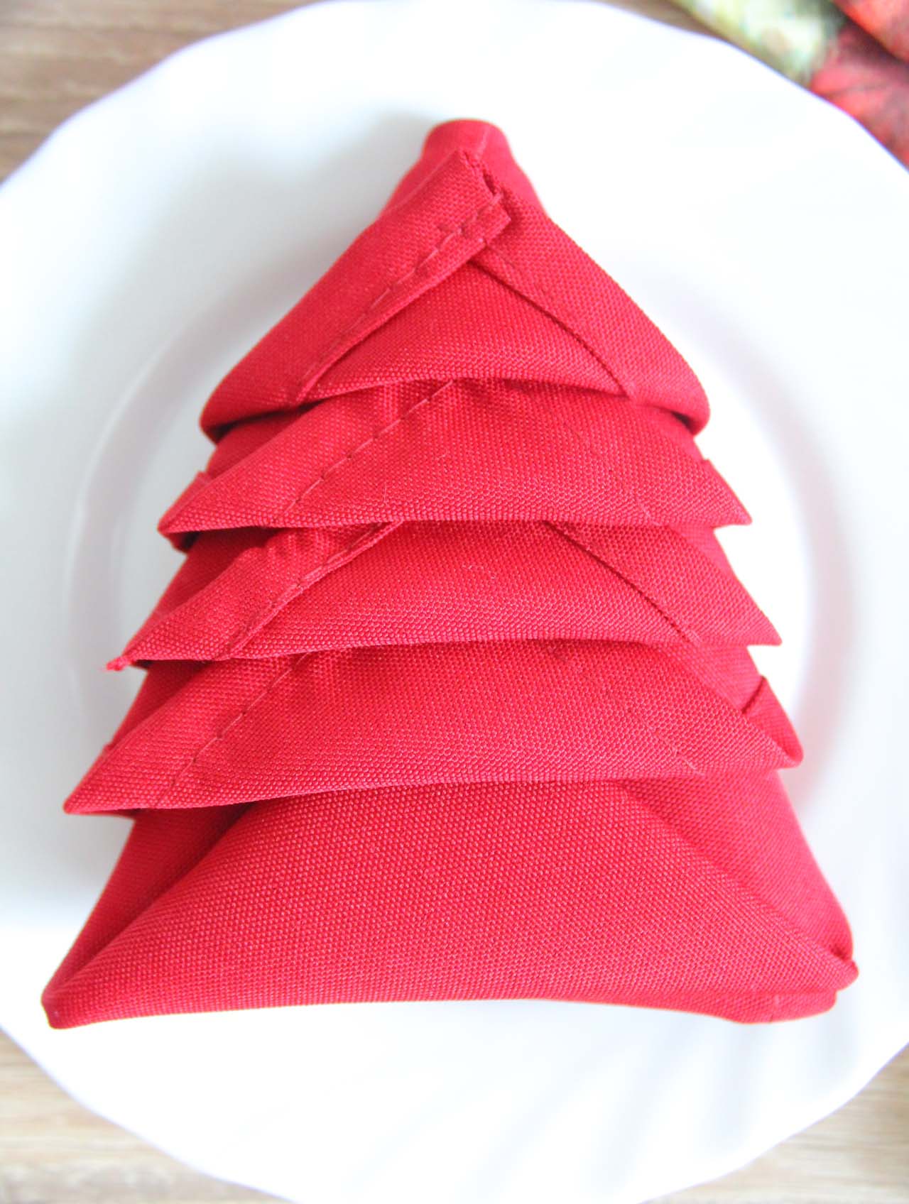 Christmas Napkin Folding 2 Minutes Tutorial - Easy Peasy Creative Ideas