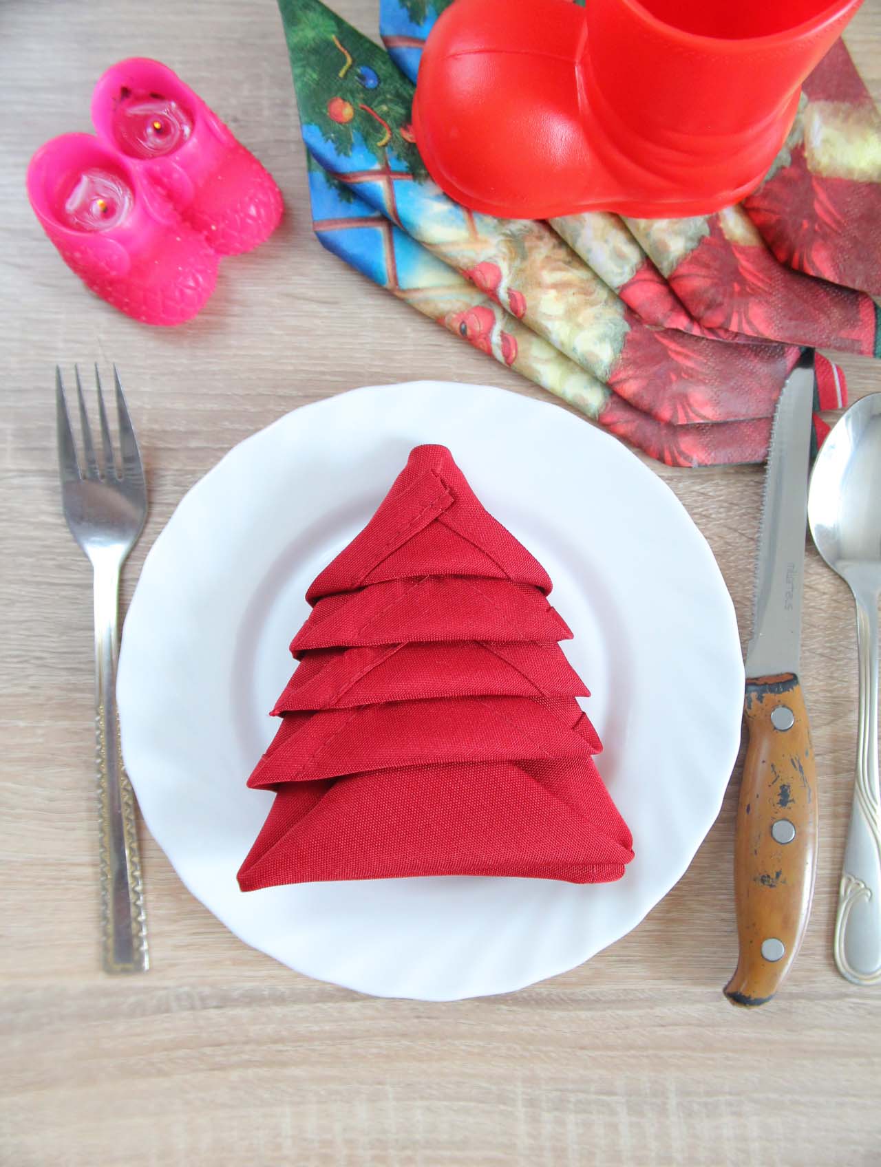 Make brilliant and easy napkin folding for your Christmas