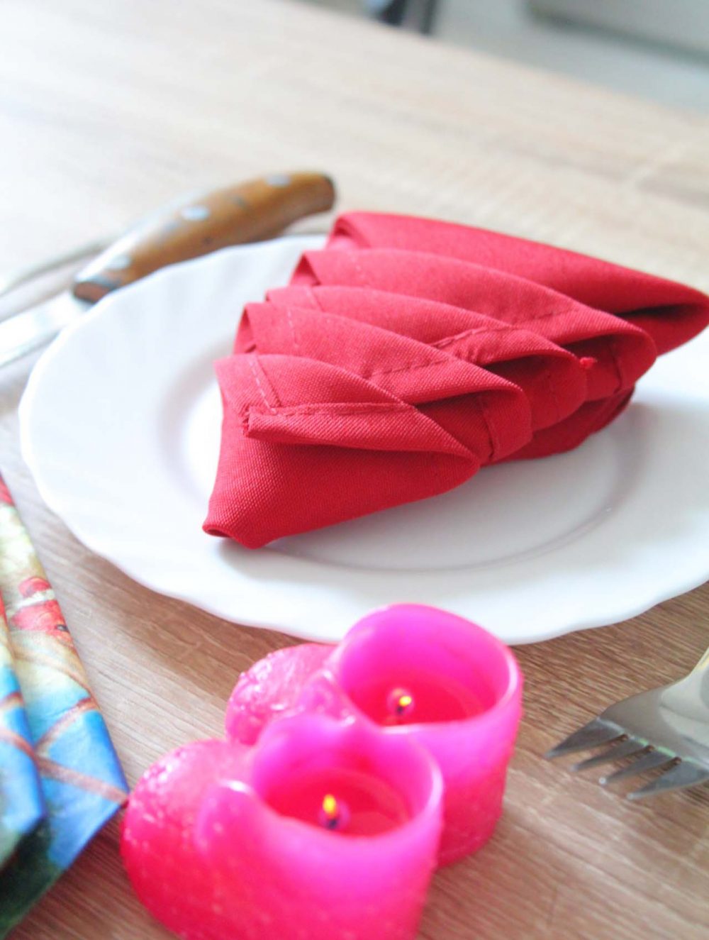 Christmas Napkin Folding 2 Minutes Tutorial - Easy Peasy Creative Ideas