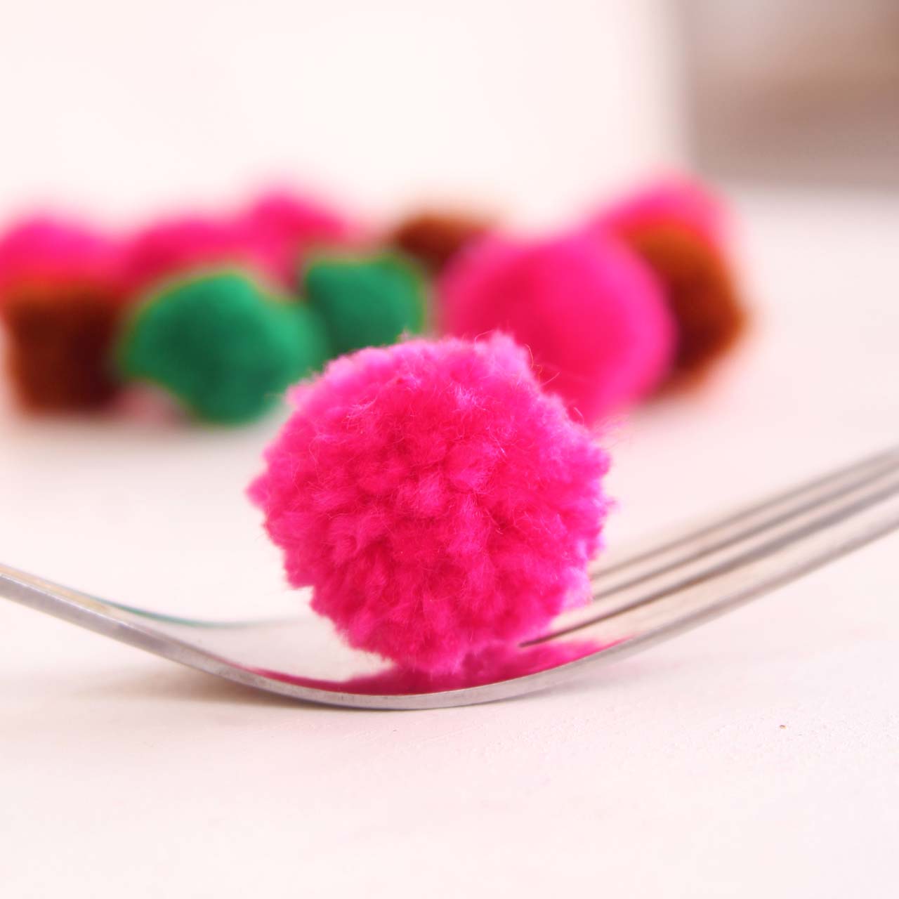 ▷ Mini Yarn Pom Poms Easy DIY 