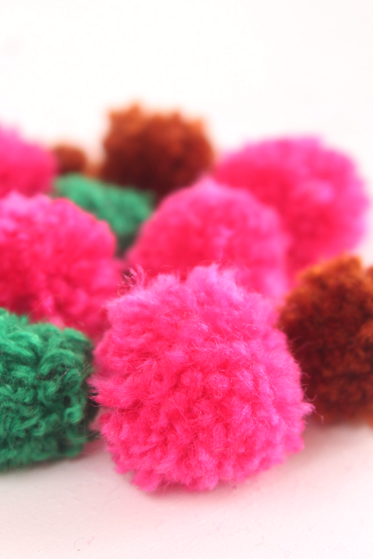 HOW TO MAKE TINY POM POMS 