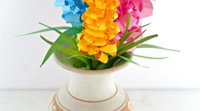 Looking for a gift idea? These gorgeous swirly paper flowers are really easy and fun to make! Truly unique and so impressive!