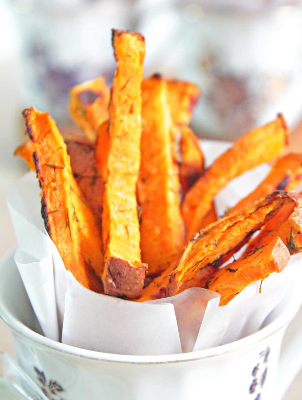 Make healthy french fries without sacrificing taste with these easy garlic sweet potato fries! A great appetizer or snack for holidays!