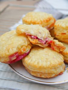 Need a last minute dessert or a quick fix for a sweet tooth? Make these brilliant mini raspberry pies with fresh cottage cheese in a snap!
