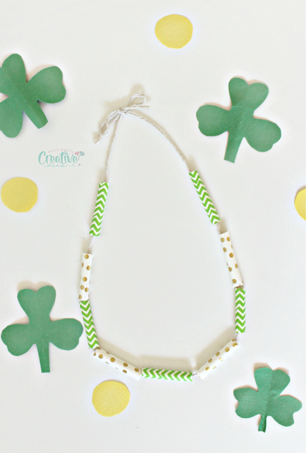 fun and easy St Patrick necklace craft! Perfect gift for little girls in your life and awesome kids activity!