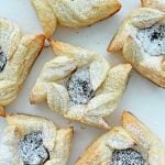 These adorable blackberry pastries are super simple and super quick to make, perfect idea for busy people or as a last minute dessert!