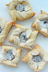 These adorable blackberry pastries are super simple and super quick to make, perfect idea for busy people or as a last minute dessert!