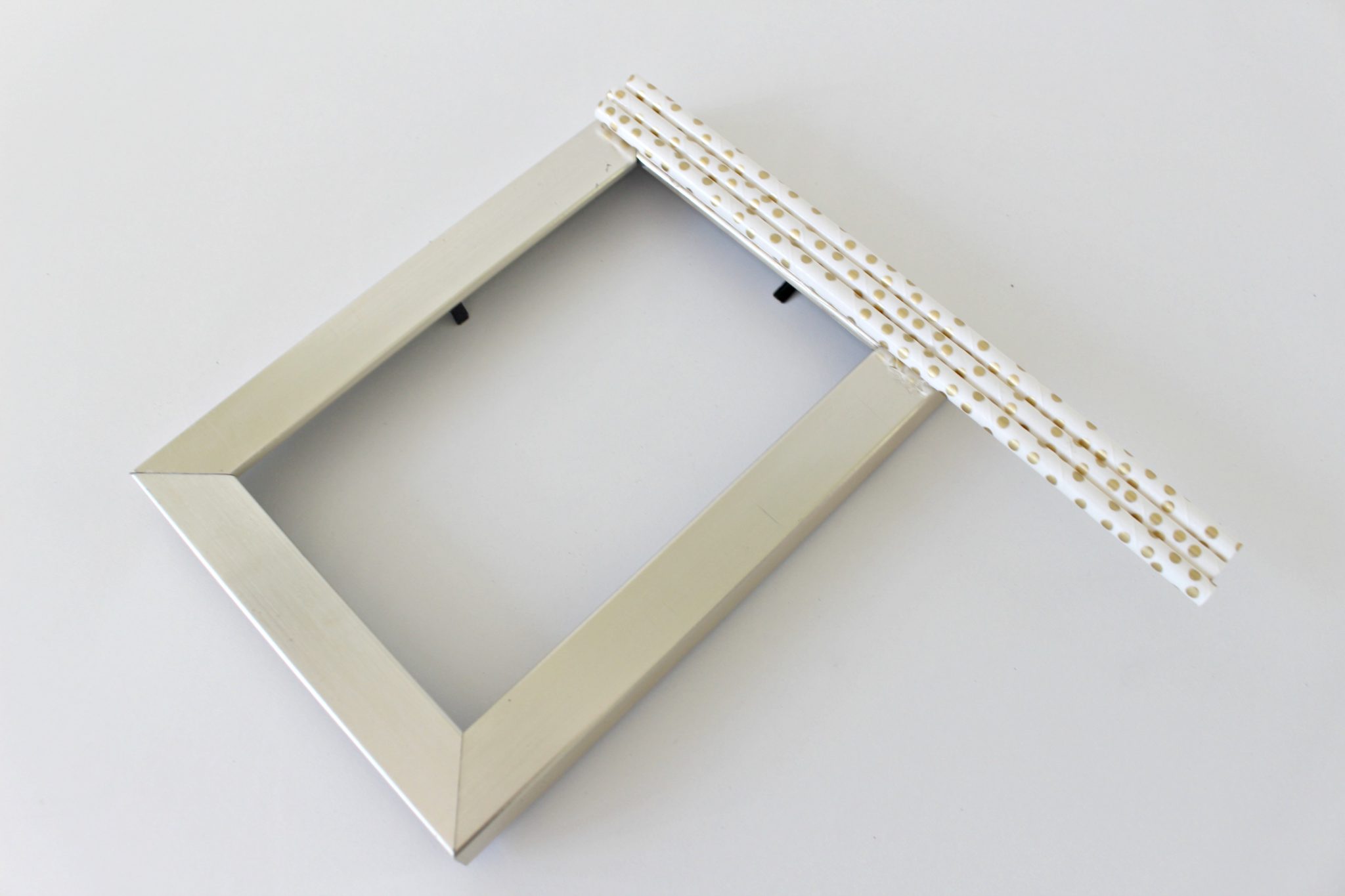 Straw Frame Fun Craft Idea To Decorate A Boring Photo Frame