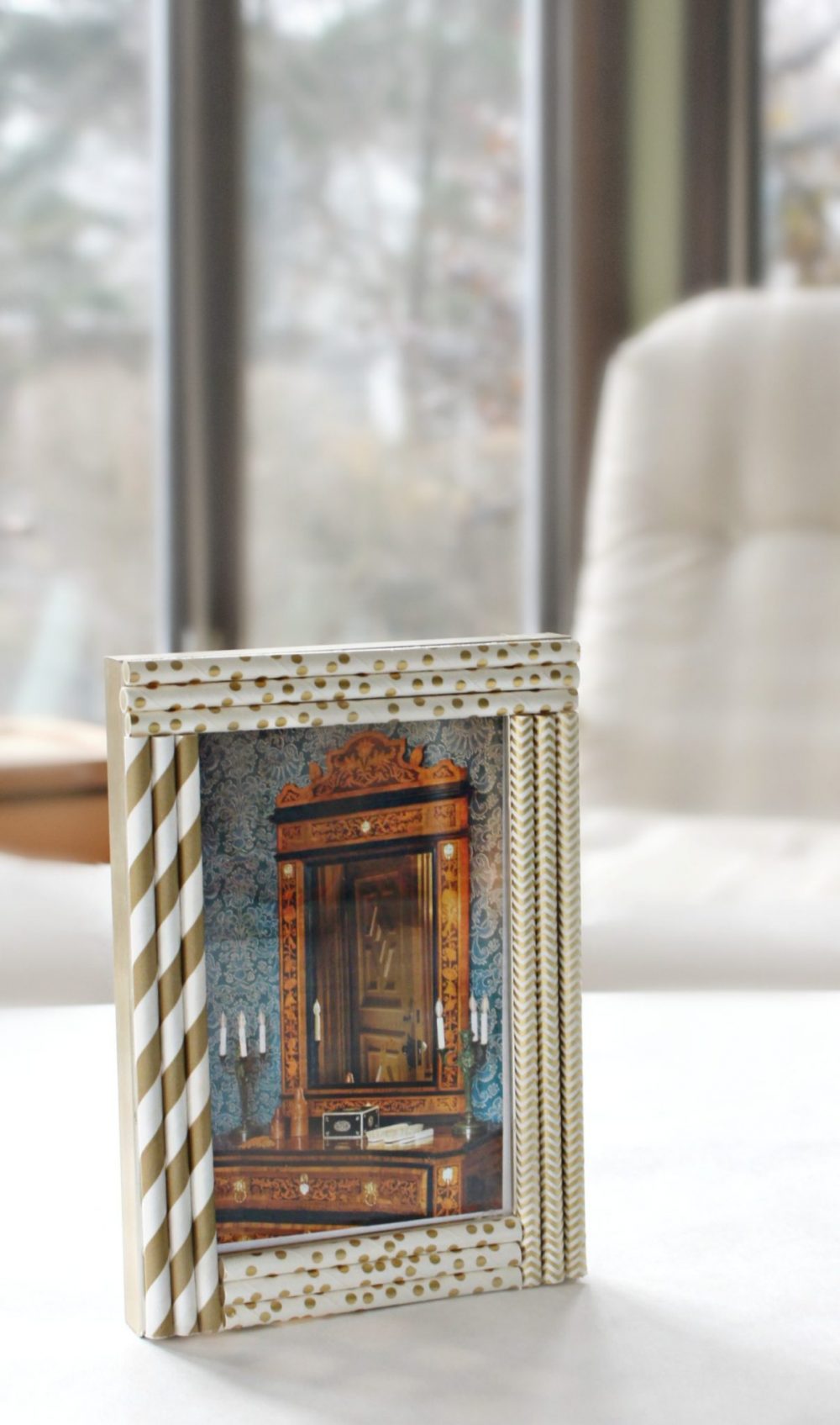 Learn how to decorate and personalize your own photo frame with this super easy straw frame craft!