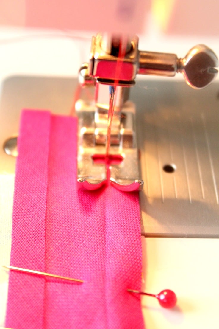 ISSUE 8 - ATTACHING SINGLE FOLD BIAS BINDING — In the Folds