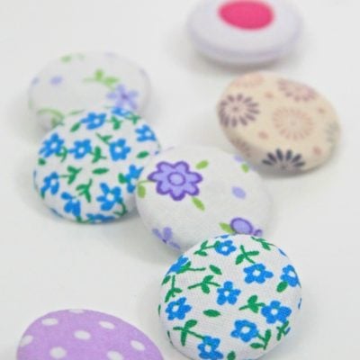 See how easy and fun to make are these fabric covered buttons