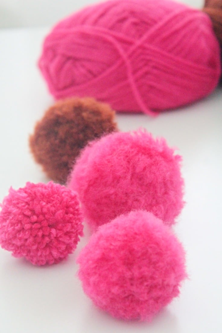 let at blive såret eksil skør Fluffy Pom Poms Idea For Craft Projects With Wool Yarn