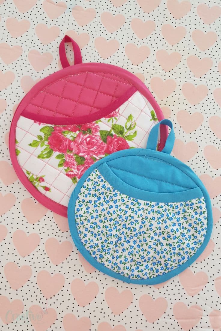 Free sewing pattern: Round pocket potholders – Sewing