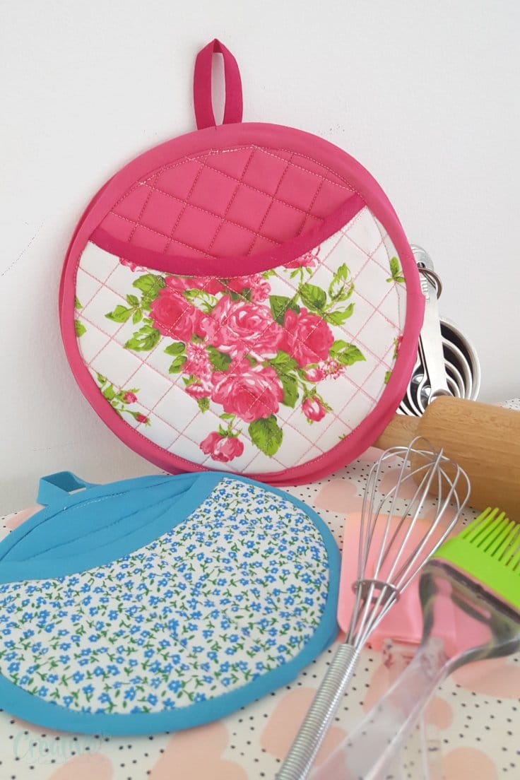 Free sewing pattern: Round pocket potholders – Sewing