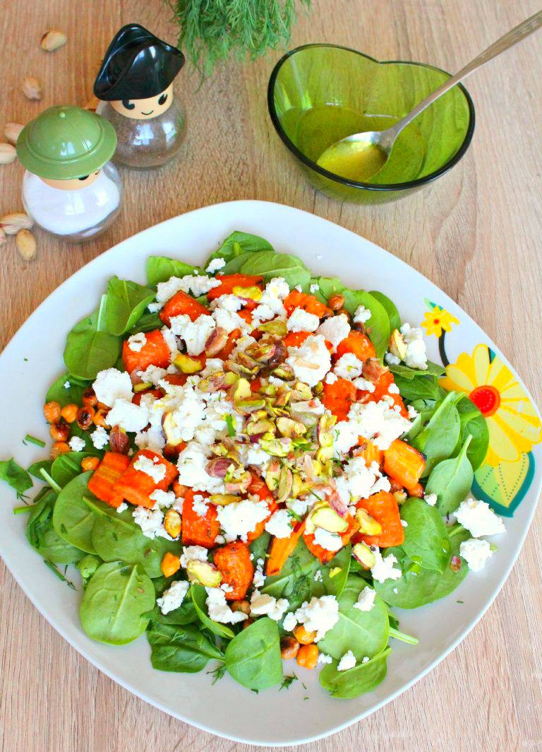 Baby spinach salad with roasted carrots