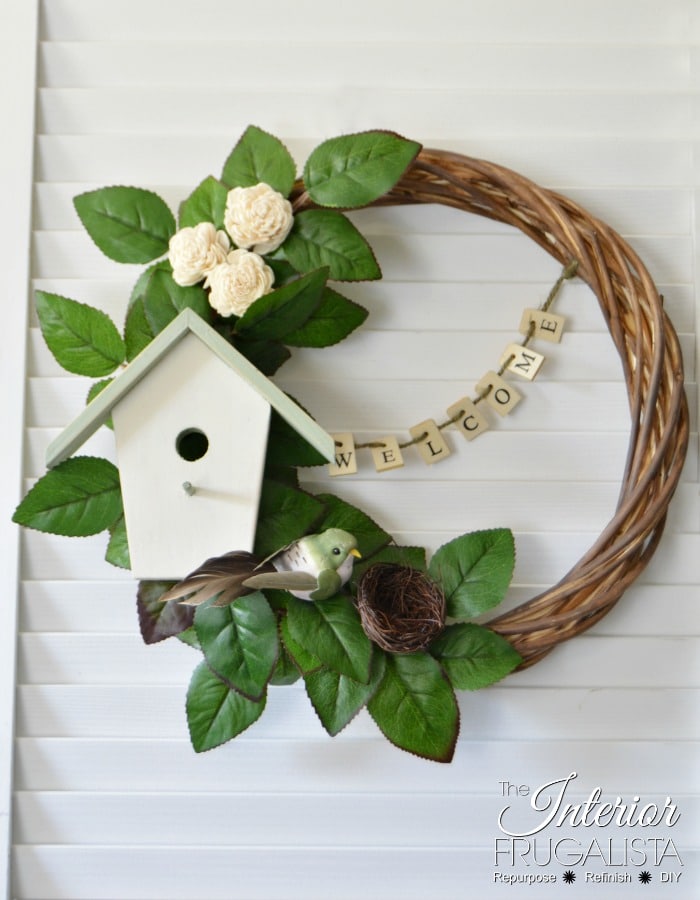 Image of summer wreath with bird house detail