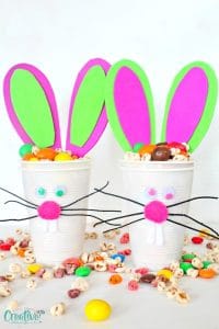 Image of two DIY Easter cups for treats