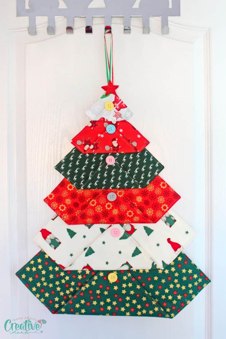 Quilted Christmas tree door hanging - Easy Peasy Creative Ideas