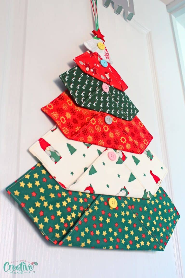 Quilted Christmas tree door hanging - Easy Peasy Creative Ideas