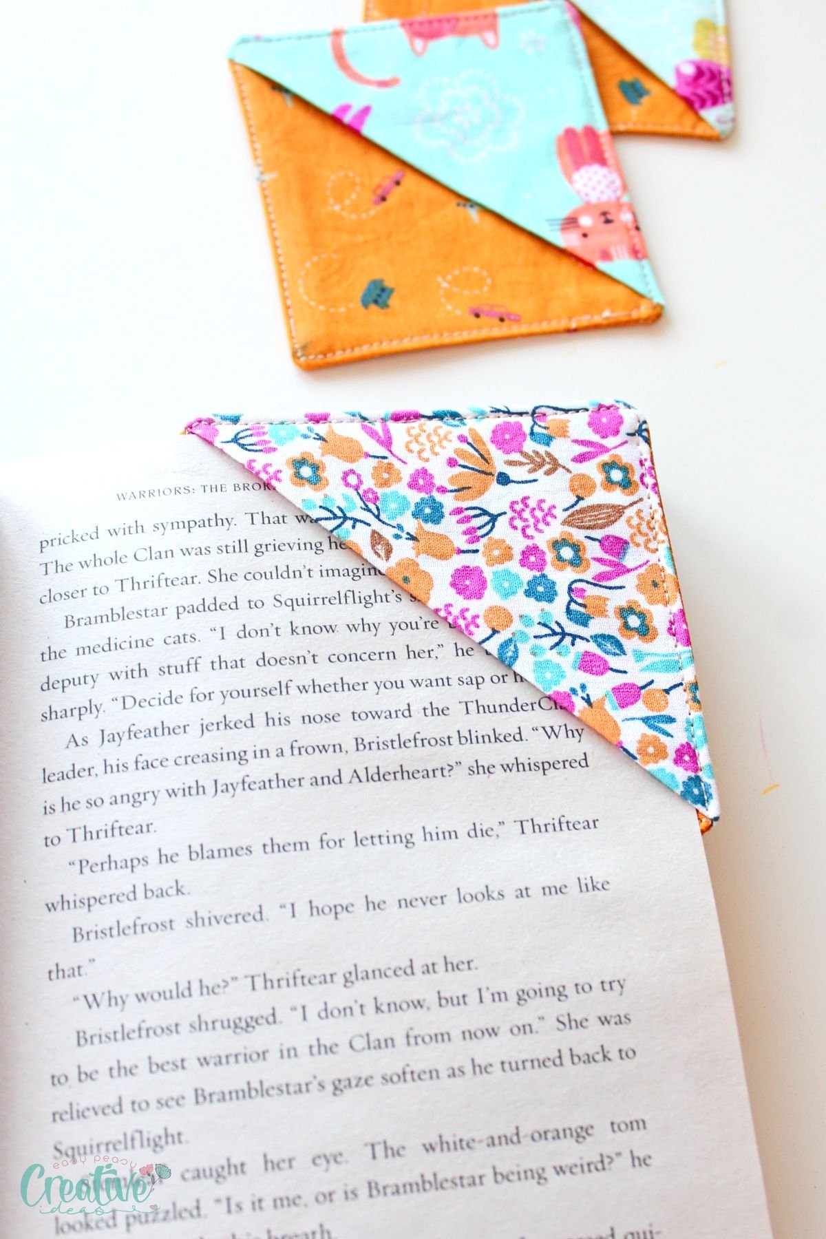 How to make corner bookmarks with fabric scraps