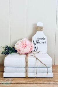 You'll adore this farmhouse cutting board décor for its blend of simplicity and rustic elegance.
